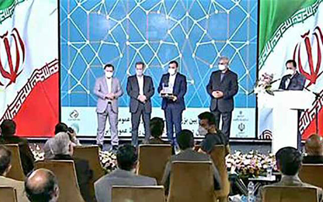 
اهدای لوح «ستاره ارتباطی مدیر ارشد» به مدیرعامل شرکت فولاد مبارکه
