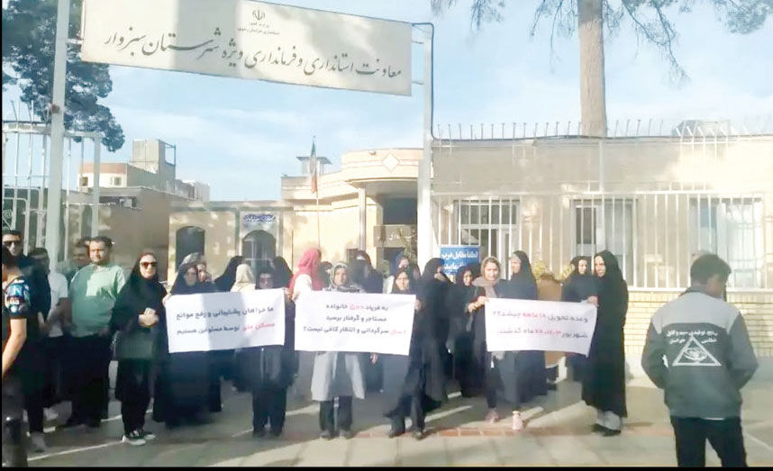 کارگران متقاضی مسکن ملی 

مقابل فرمانداری سبزوار تجمع کردند