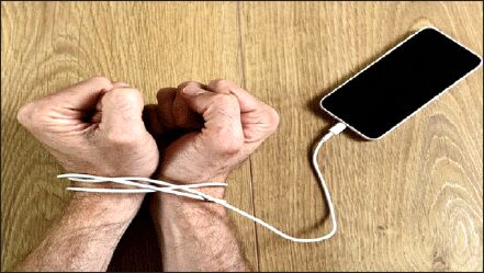 زندگی را از من بگیر؛ موبایلم را هرگز!