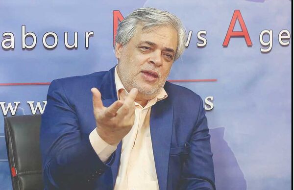 
پزشکیان می‌تواند با یک سطر فرمان،  شورای عالی فضای مجازی را منحل کند