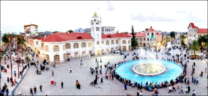 نقش رنگین قلاب بر دل ابریشمین ماهوت
