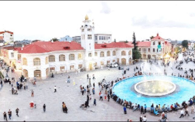 نقش رنگین قلاب بر دل ابریشمین ماهوت