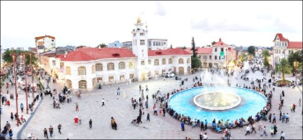 نقش رنگین قلاب بر دل ابریشمین ماهوت