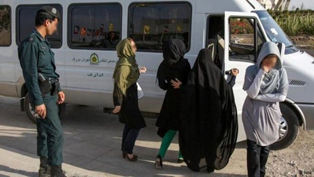 ارسال پیامک‌ پلیس به همراه عکس به ناقضان حجاب