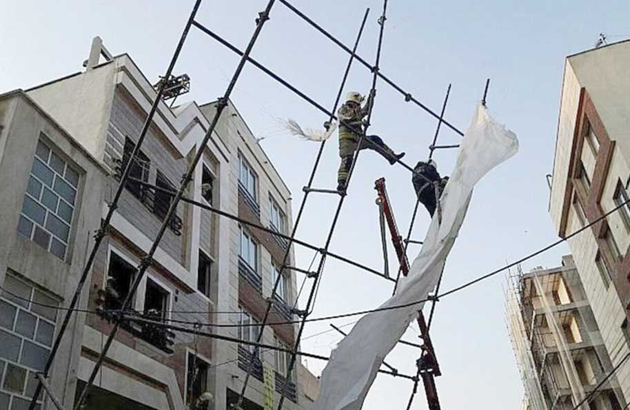 
مسئولان دست‌های لرزان کارگران را نمی‌بینند