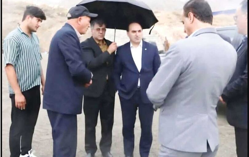 آقای مدیرکل! دستت را از جیب درآور و چترت را خودت بگیر