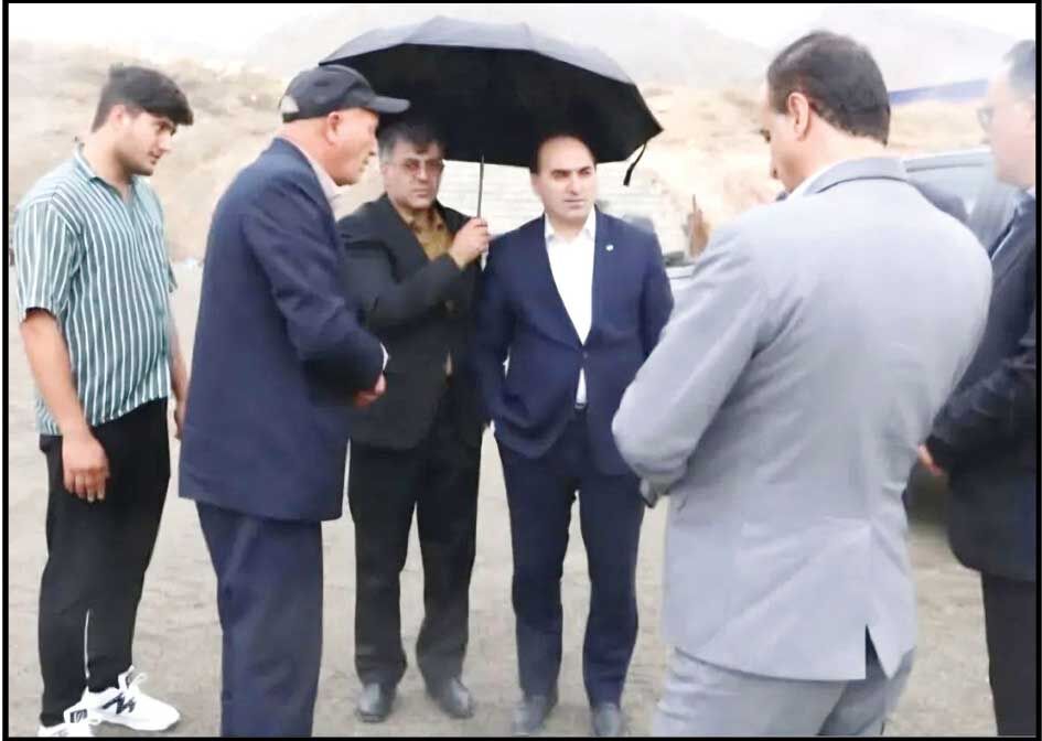 آقای مدیرکل! دستت را از جیب درآور و چترت را خودت بگیر