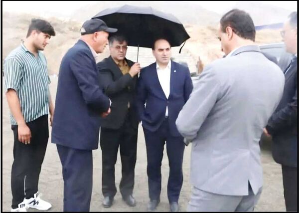 آقای مدیرکل! دستت را از جیب درآور و چترت را خودت بگیر