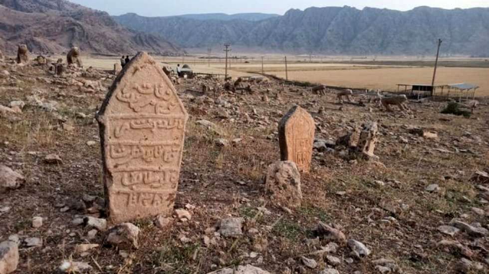تخریب شیرهای قبرستان تاریخی «شهسوار»
