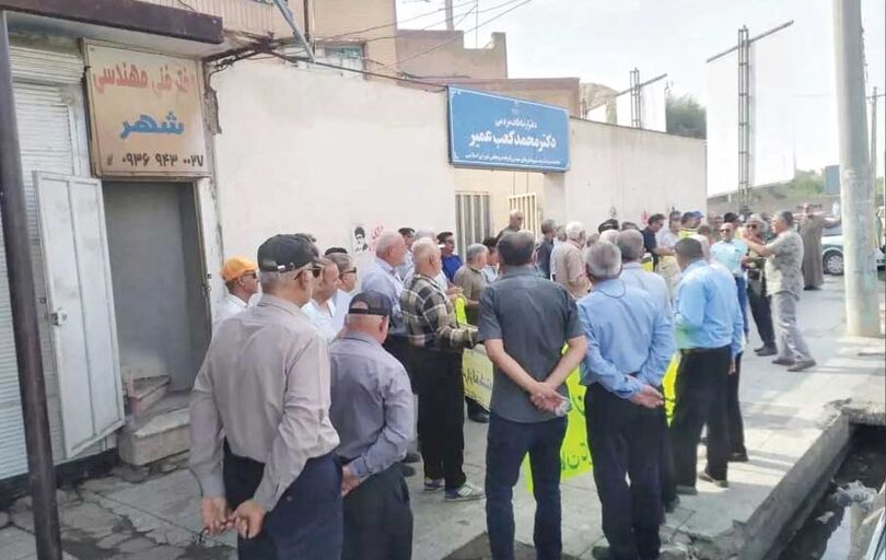 بازنشستگان مقابل دفتر نماینده شوش تجمع کردند