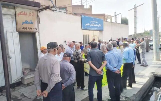 بازنشستگان مقابل دفتر نماینده شوش تجمع کردند