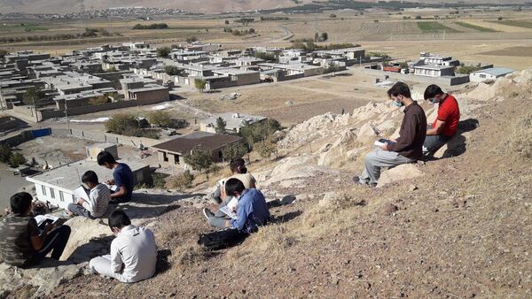 تشکیل کلاس درس آنلاین بالای کوه روستای فراش