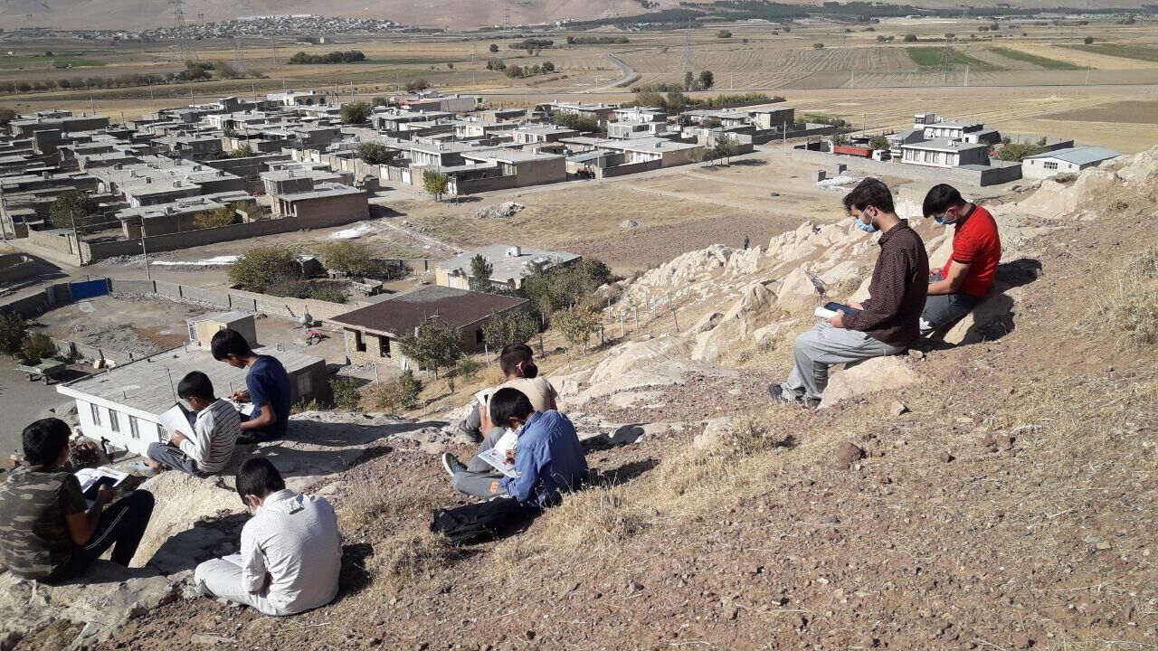 تشکیل کلاس درس آنلاین بالای کوه روستای فراش