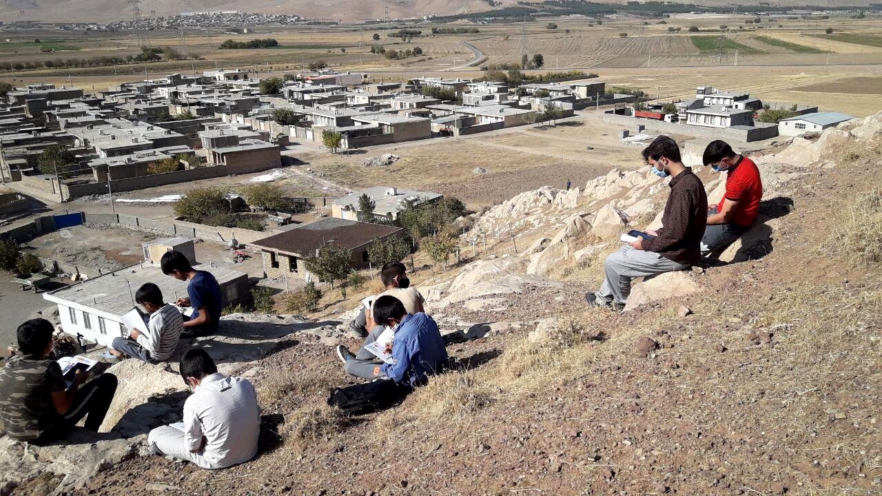 تشکیل کلاس درس آنلاین بالای کوه روستای فراش