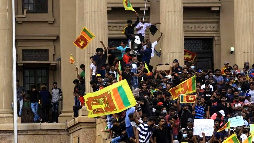 کارکنان فرودگاه به رئیس‌جمهور سریلانکا اجازه خروج ندادند!