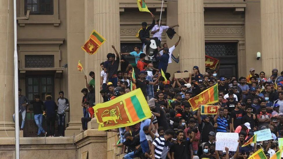 کارکنان فرودگاه به رئیس‌جمهور سریلانکا اجازه خروج ندادند!