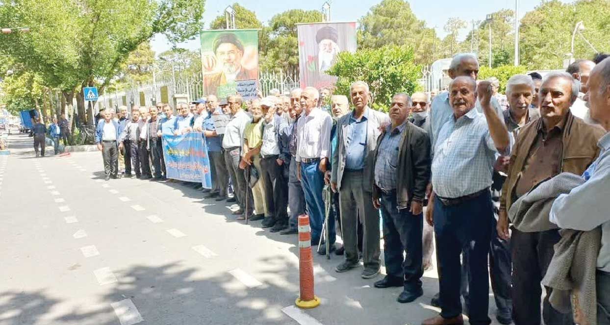 تجمع بازنشستگان فولاد اصفهان و تهران در اعتراض به قطع بیمه تکمیلی