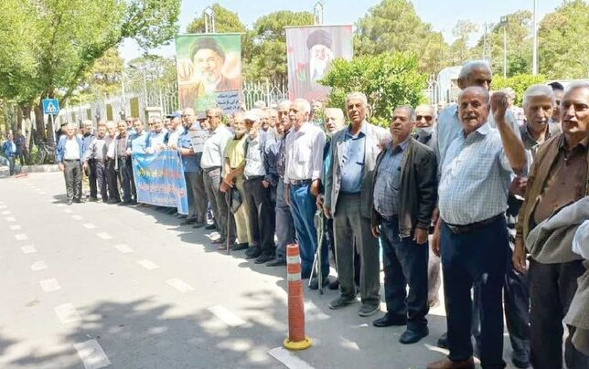 تجمع بازنشستگان فولاد اصفهان و تهران در اعتراض به قطع بیمه تکمیلی