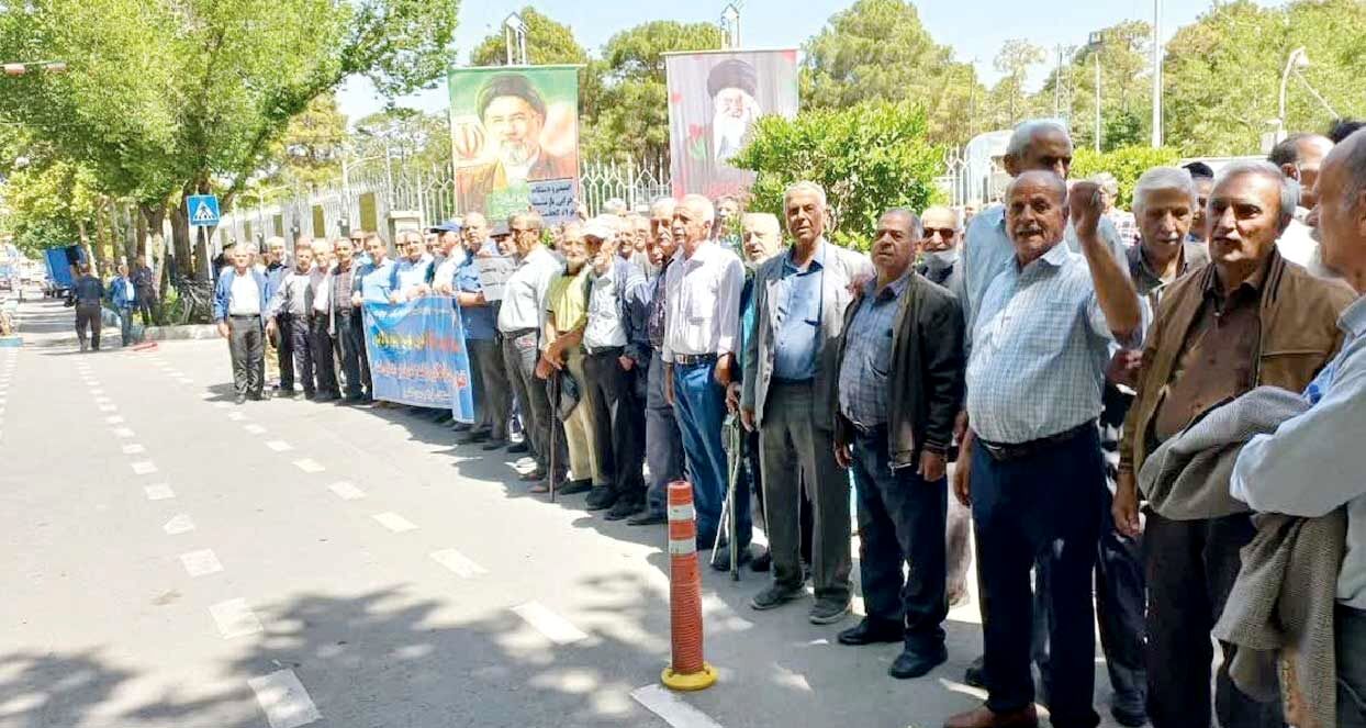 تجمع بازنشستگان فولاد اصفهان و تهران در اعتراض به قطع بیمه تکمیلی