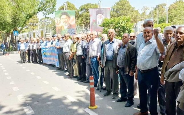 تجمع بازنشستگان فولاد اصفهان و تهران در اعتراض به قطع بیمه تکمیلی