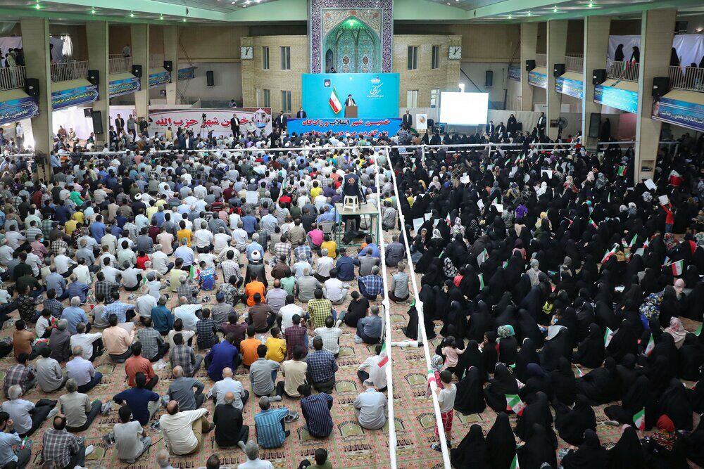 
کلید حل مشکلات کشور در دستان مردم است نه بیگانگان 