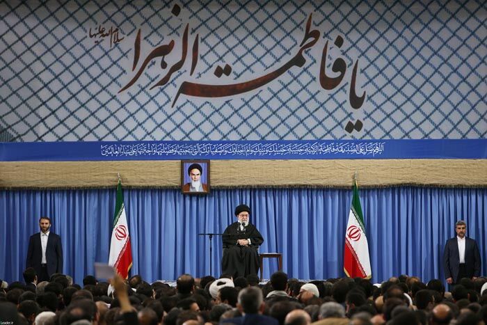  جذب جوانان به هر قیمت و با استفاده از برخی آهنگ‌ها نباشد

