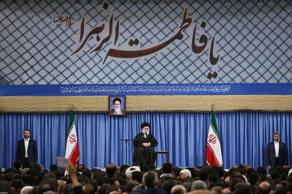  جذب جوانان به هر قیمت و با استفاده از برخی آهنگ‌ها نباشد
