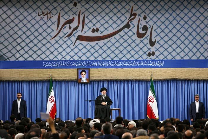  جذب جوانان به هر قیمت و با استفاده از برخی آهنگ‌ها نباشد

