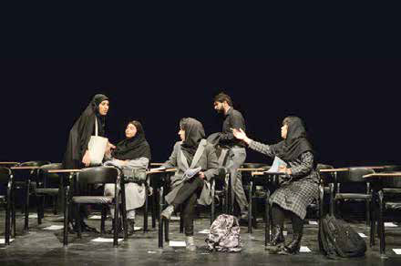 
تئاتر مشهد زیر چرخ‌های هوندا 125