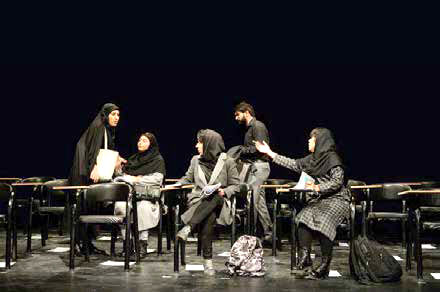 
تئاتر مشهد زیر چرخ‌های هوندا 125