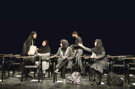 
تئاتر مشهد زیر چرخ‌های هوندا 125