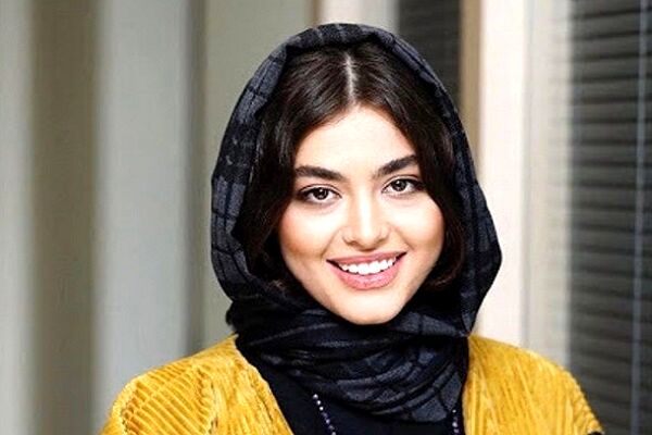 درایوین‌سینما، زبان درازیِ ریحانه پارسا و لایو تتلو