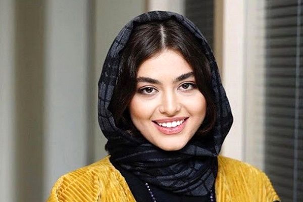 درایوین‌سینما، زبان درازیِ ریحانه پارسا و لایو تتلو