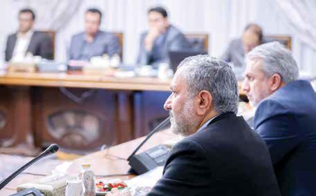 ترک جلسه بهتر از امضای دستورات دولتی است