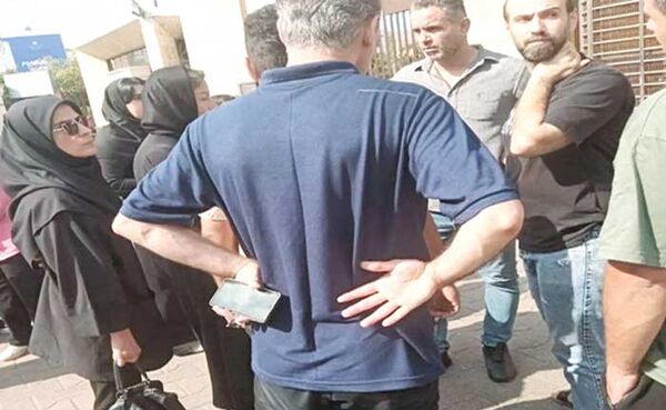 تجمع کارگران «ریسندگی خاور» رشت مقابل استانداری گیلان