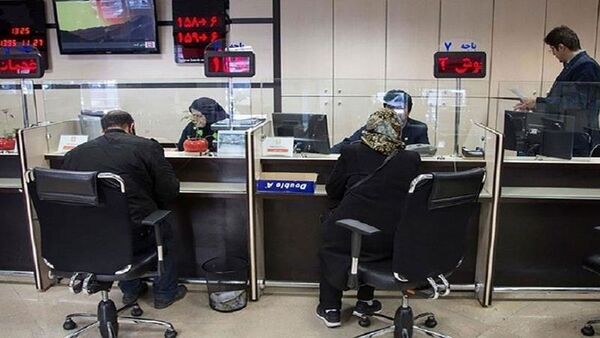 
 مشتریان قید بانکی را که تذکر حجاب دهد، می‌زنند