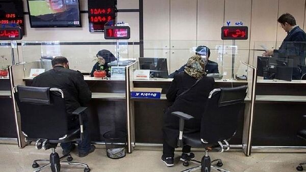 
 مشتریان قید بانکی را که تذکر حجاب دهد، می‌زنند