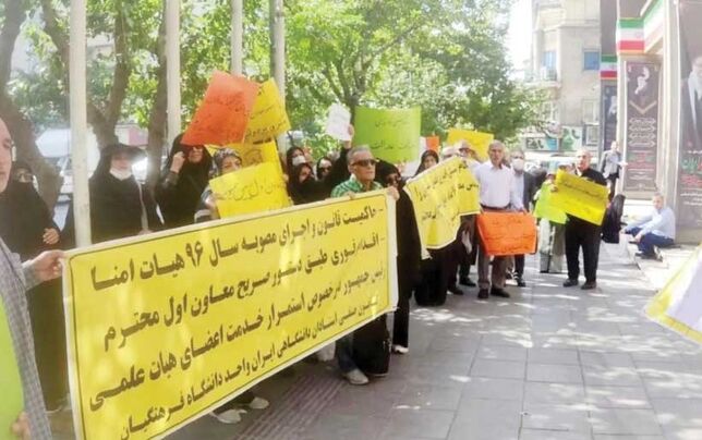 

 به اجبار اخراج شدیم و ۱۲ ماه است حقوق نگرفته‌ایم!