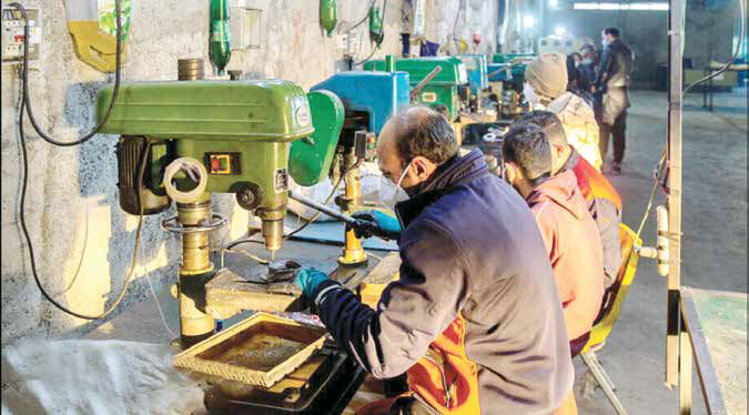 ترویج دروغ بزرگ تورم‌زا بودن دستمزد