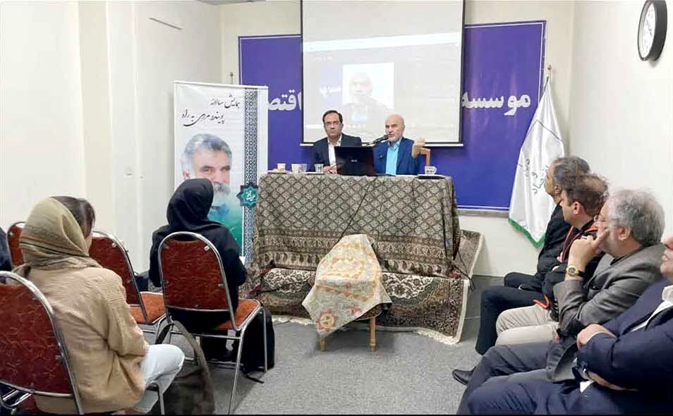 

مراقب تبعات حمله به فولادسازان و پتروشیمی‌ها باشیم