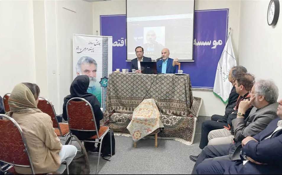 

مراقب تبعات حمله به فولادسازان و پتروشیمی‌ها باشیم