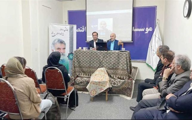 

مراقب تبعات حمله به فولادسازان و پتروشیمی‌ها باشیم