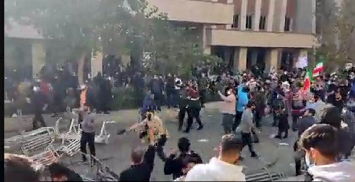 
دانشگاه نه جای فحاشی است، نه چوب و چماق و نه گاز اشک‌آور