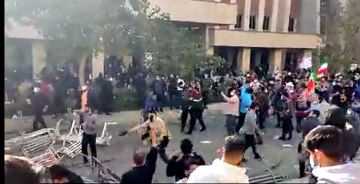 
دانشگاه نه جای فحاشی است، نه چوب و چماق و نه گاز اشک‌آور