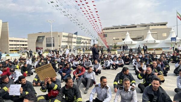 تجمع آتش‌نشانان مشهد در اعتراض به حقوق ناکافی و سقف اضافه‌کاری