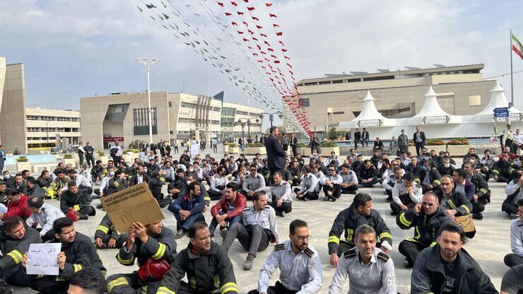 تجمع آتش‌نشانان مشهد در اعتراض به حقوق ناکافی و سقف اضافه‌کاری
