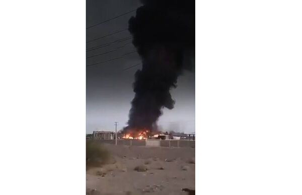 کارخانه‌ نوشابه‌سازی «ایران‌کولا»ی ایرانشهر در آتش سوخت