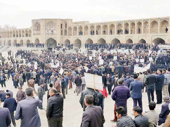 ادامه اعتراض‌ها در بستر خشک زاینده‌رود
