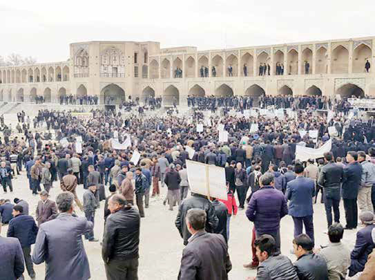 ادامه اعتراض‌ها در بستر خشک زاینده‌رود
