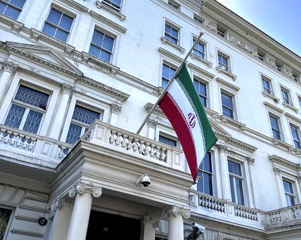 نیمه افراشته شدن پرچم ایران 

در نمایندگی‌های اروپایی